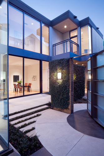 Modern Home in Park Bridge Court on Turtle Creek by architects Frank Welch, FAIA, and Bentley Tibbs, AIA