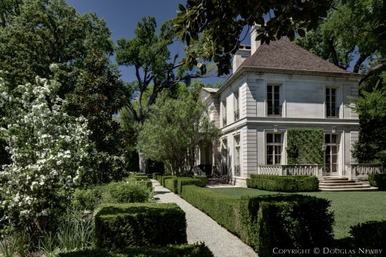 The Formal Guest House of the Crespi Hicks Estate 