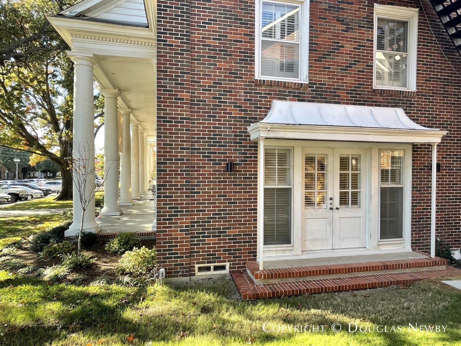 Sorority Gamma Phi Beta Home side entrance.