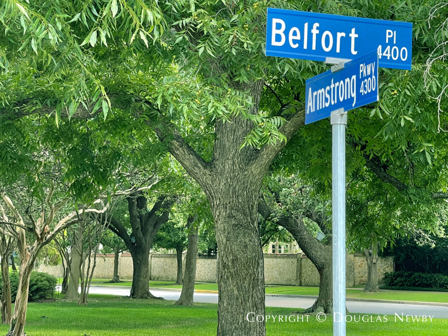 4400 Belfort Place is sited on the corner of the beautiful Armstrong Parkway and the quiet curving street of Belfort Place in Highland Park, Dallas, Texas.