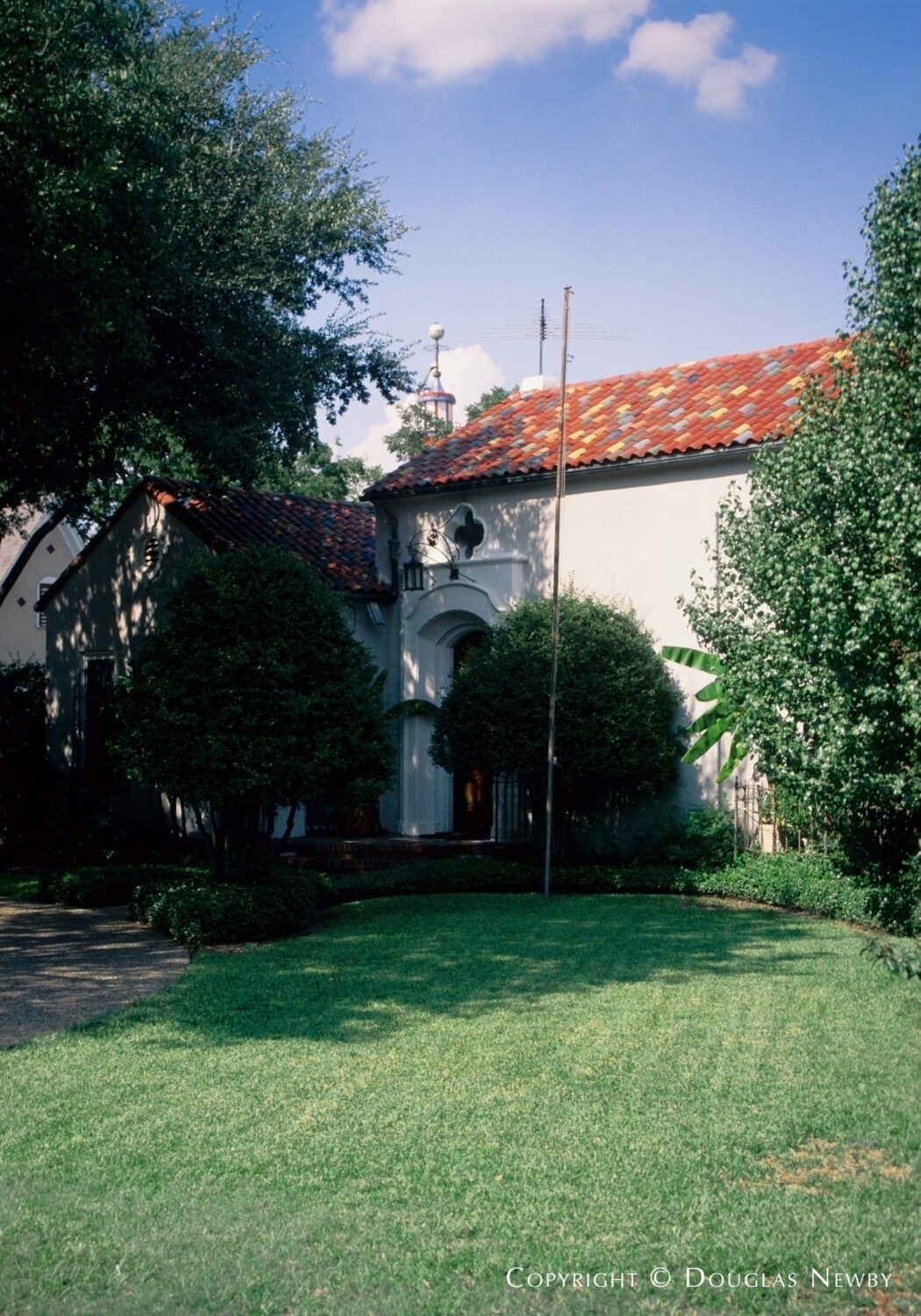 In 1926, architect David Williams designed this Spanish Revival style home with Texas Modern elements for his brother, Dr. Raworth Williams, in Dallas, Texas.